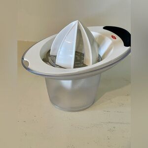 OXO Retired RARE Good Grips Double Sided Citrus Juicer EUC 8 oz Cup